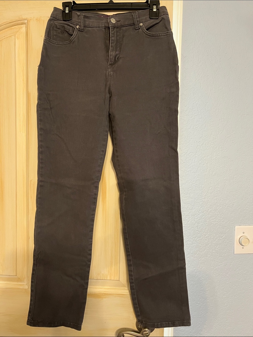 Gloria Vanderbilt Straight-Leg Jeans in Gray